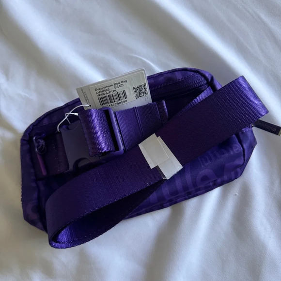 🆕💜 Lululemon Everywhere Belt Bag - Wobbly Wordmark Atomic Purple - Picture 4 of 6
